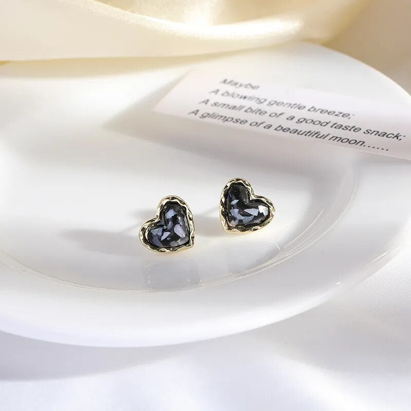 Trendy Vintage Heart Earring Women Classic Black White Stud Earrings Female Fashion Earrings Female Jewelry 2023 Gift